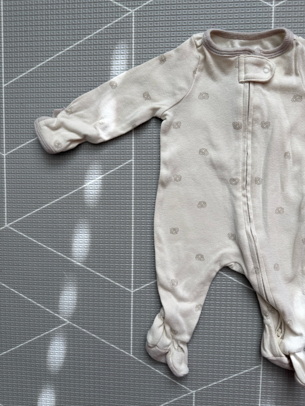Cloud island|Baby gender neutral tan ditsy pretzel print long sleeve footies•••